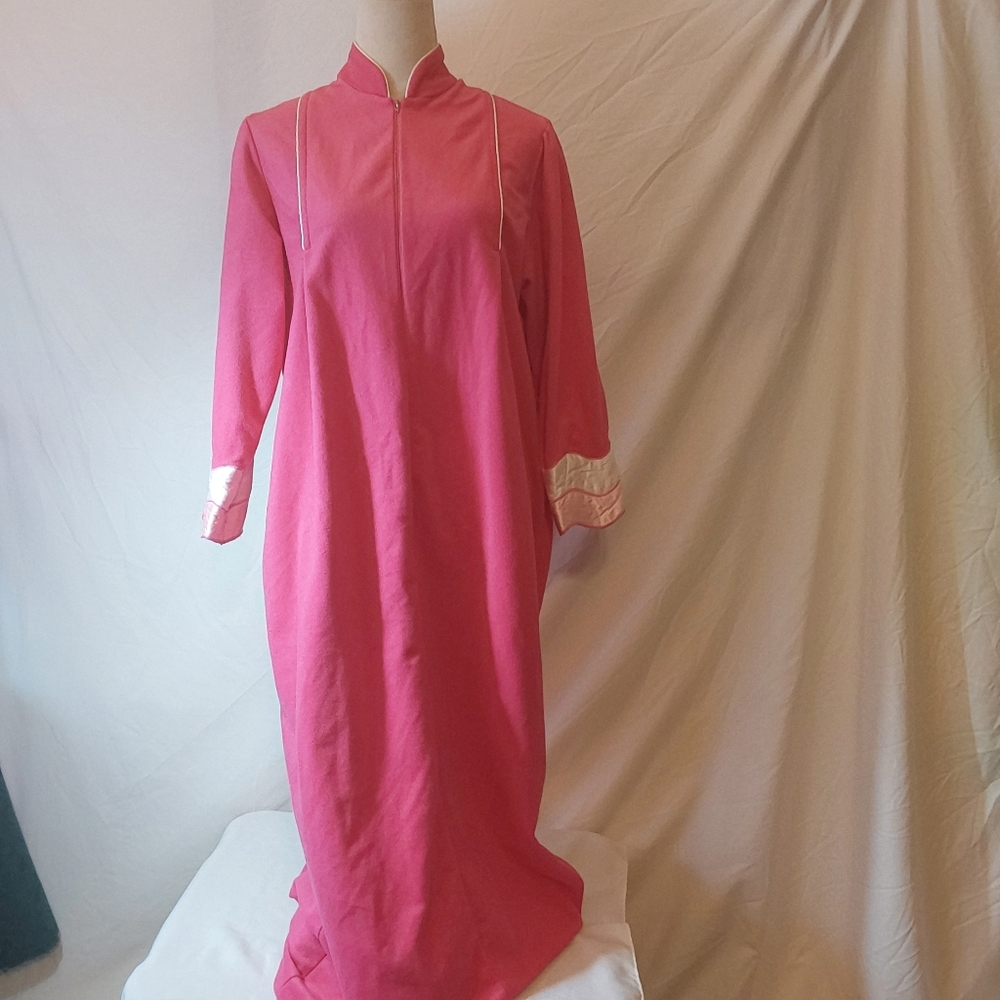 Vintage Pearl by Anne Leslie Pink Long Robe with White Accents Size Large